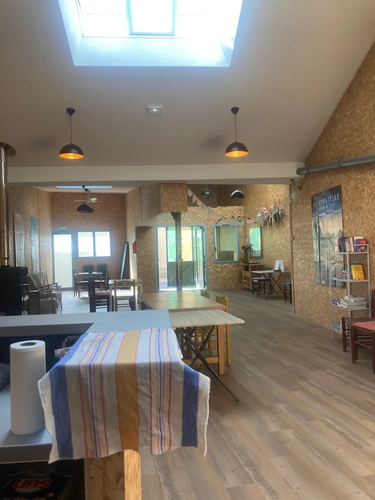La grande salle de l’Espace Agapé, tables, sièges et coin bibliothèque