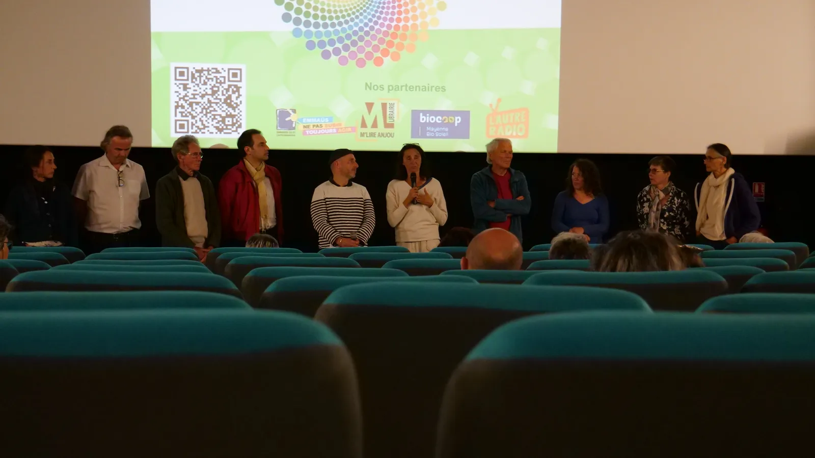 Une partie de l’équipe de Consciensa réunie sur la scène du Cinéma Le Palace